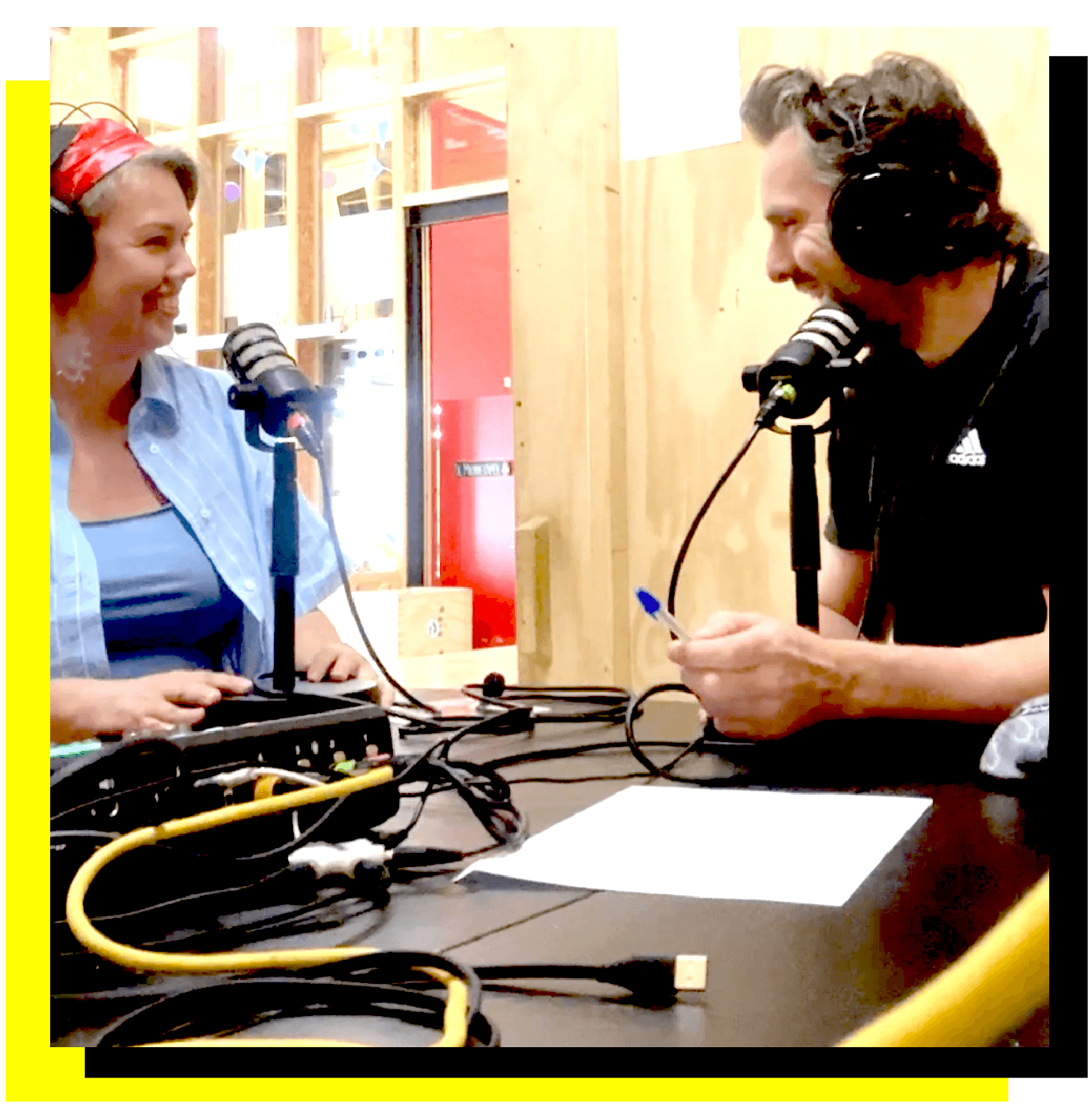 Krys en Rogier samen tijdens een opname
